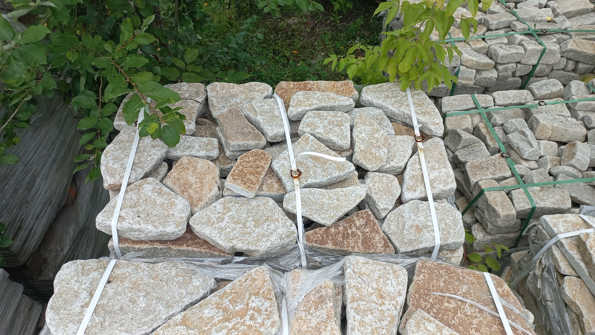 Плитняк галтованный гранитный для ландшафтного дизайна купить в Чернушке