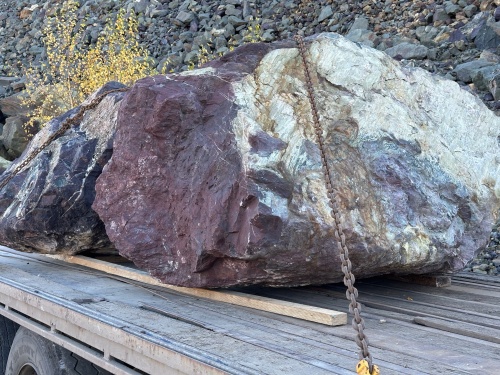 Огромные красно-фиолетовые валуны для ландшафтного дизайна весом более 5 тонн купить в Чернушке