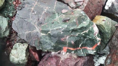 Гигантские зелёные валуны для ландшафтного дизайна весом более 5 тонн купить в Чернушке