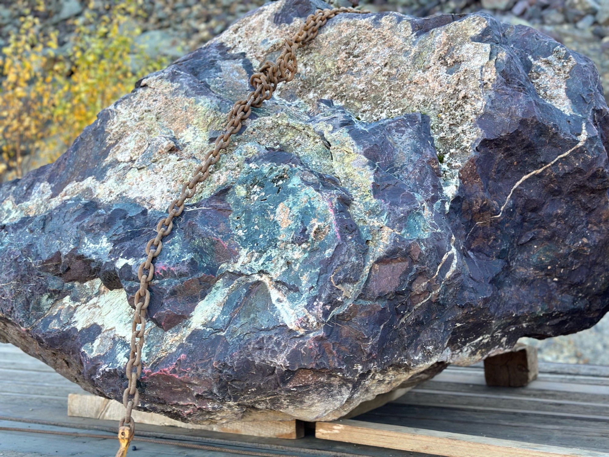 Огромные красно-фиолетовые валуны для ландшафтного дизайна весом более 5 тонн купить в Чернушке