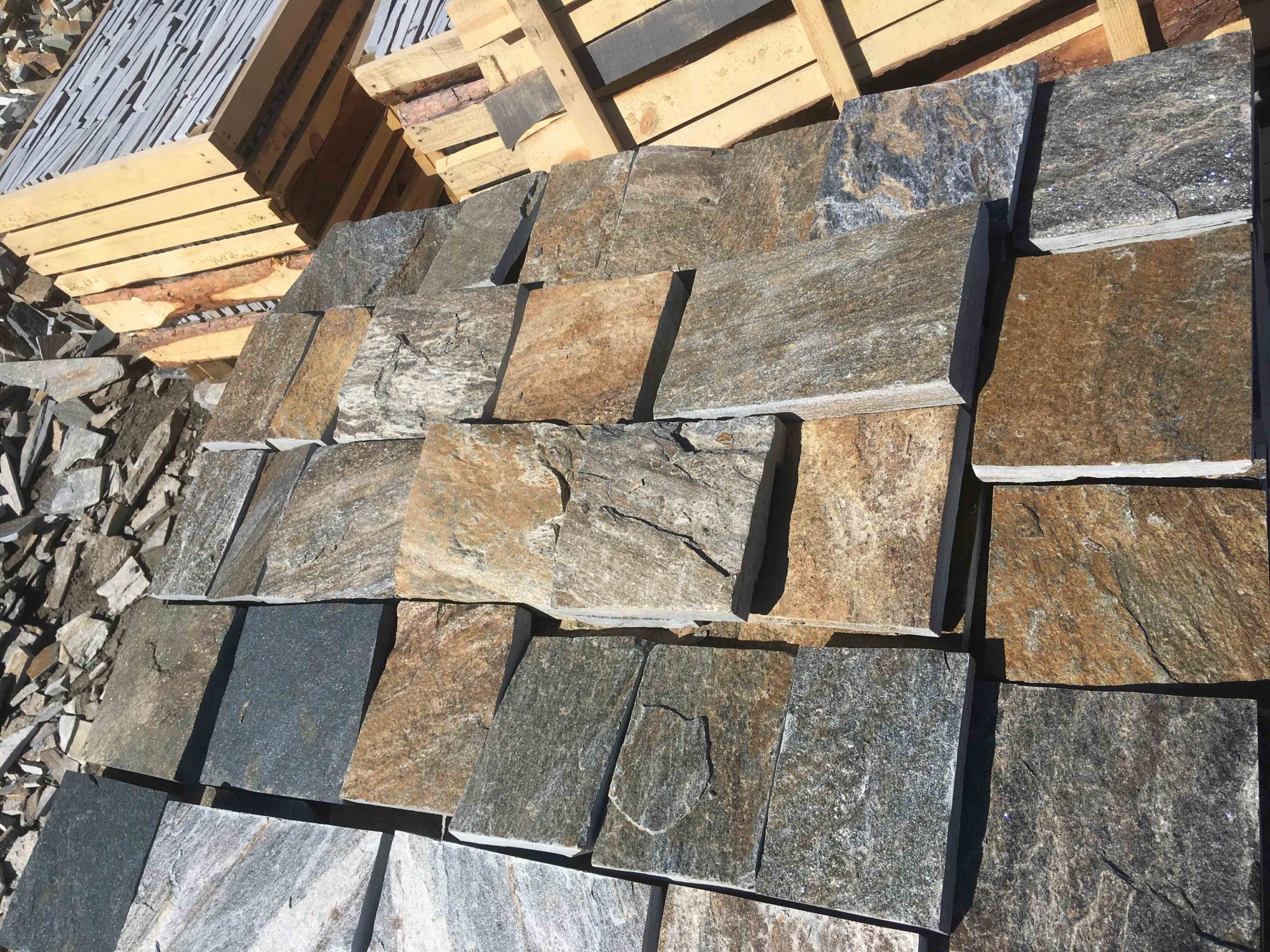 Плитка пилёная златолит Уральский для цоколя, отмостки купить в Чернушке