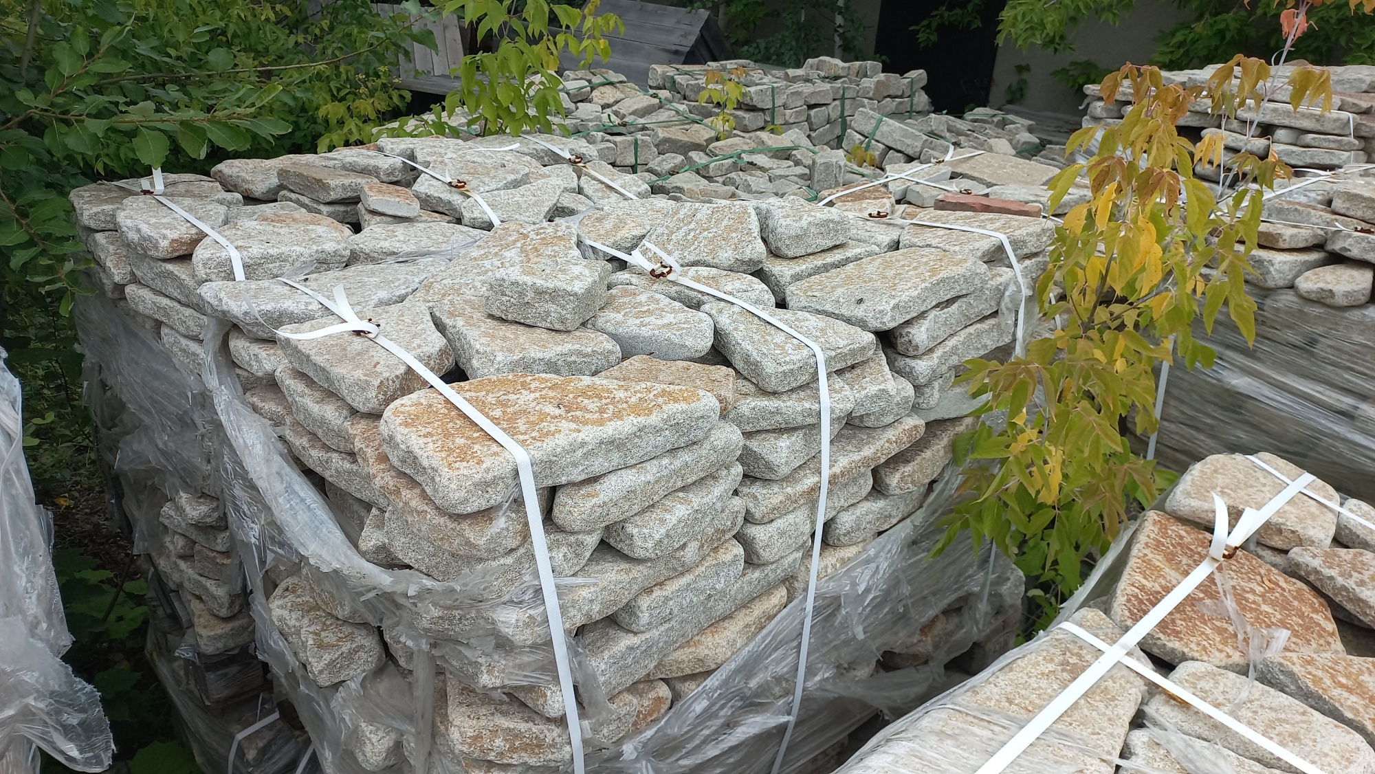 Плитняк галтованный гранитный для ландшафтного дизайна купить в Чернушке