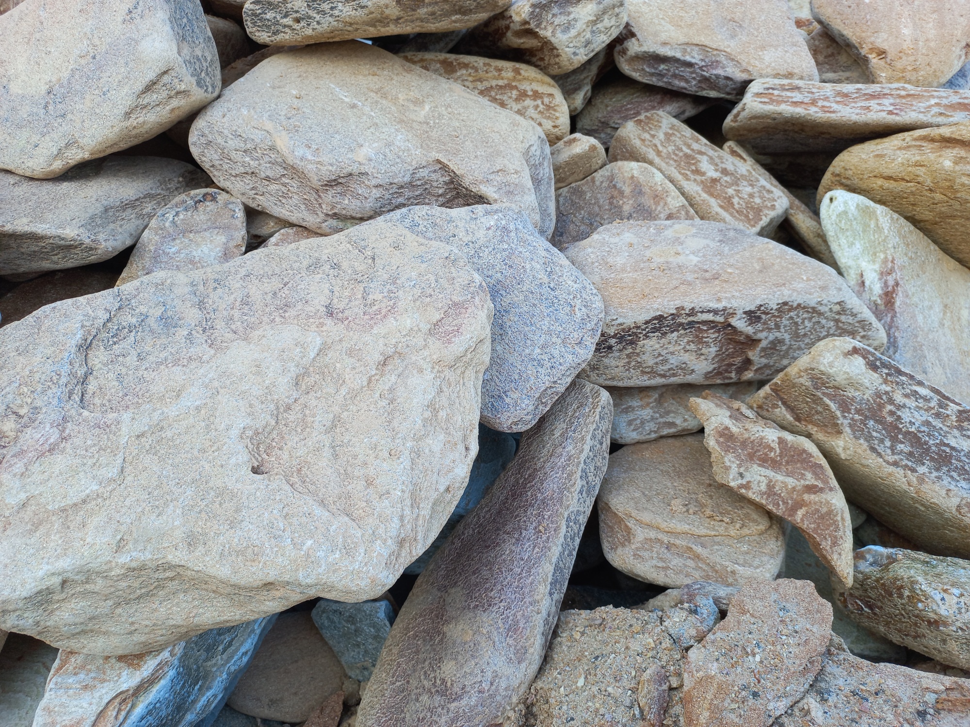 Златолит жёлтый, жёлто-зелёный глыбки и валуны для ланшафтного дизайна купить в Чернушке