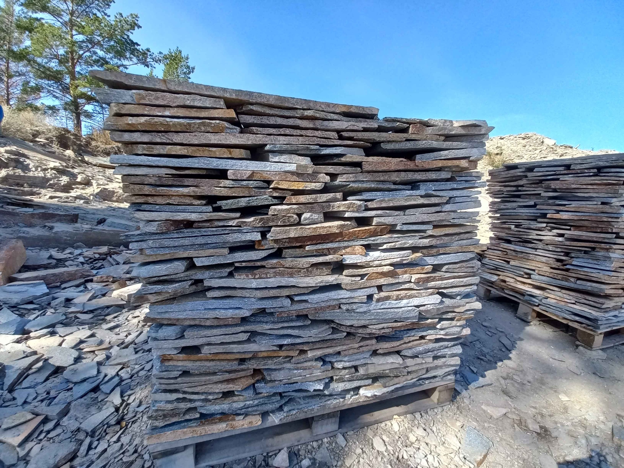 Плитняк златолит серебристый для фасада купить в Чернушке