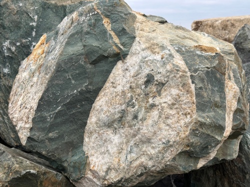 Гигантские зелёные валуны для ландшафтного дизайна весом более 5 тонн купить в Чернушке