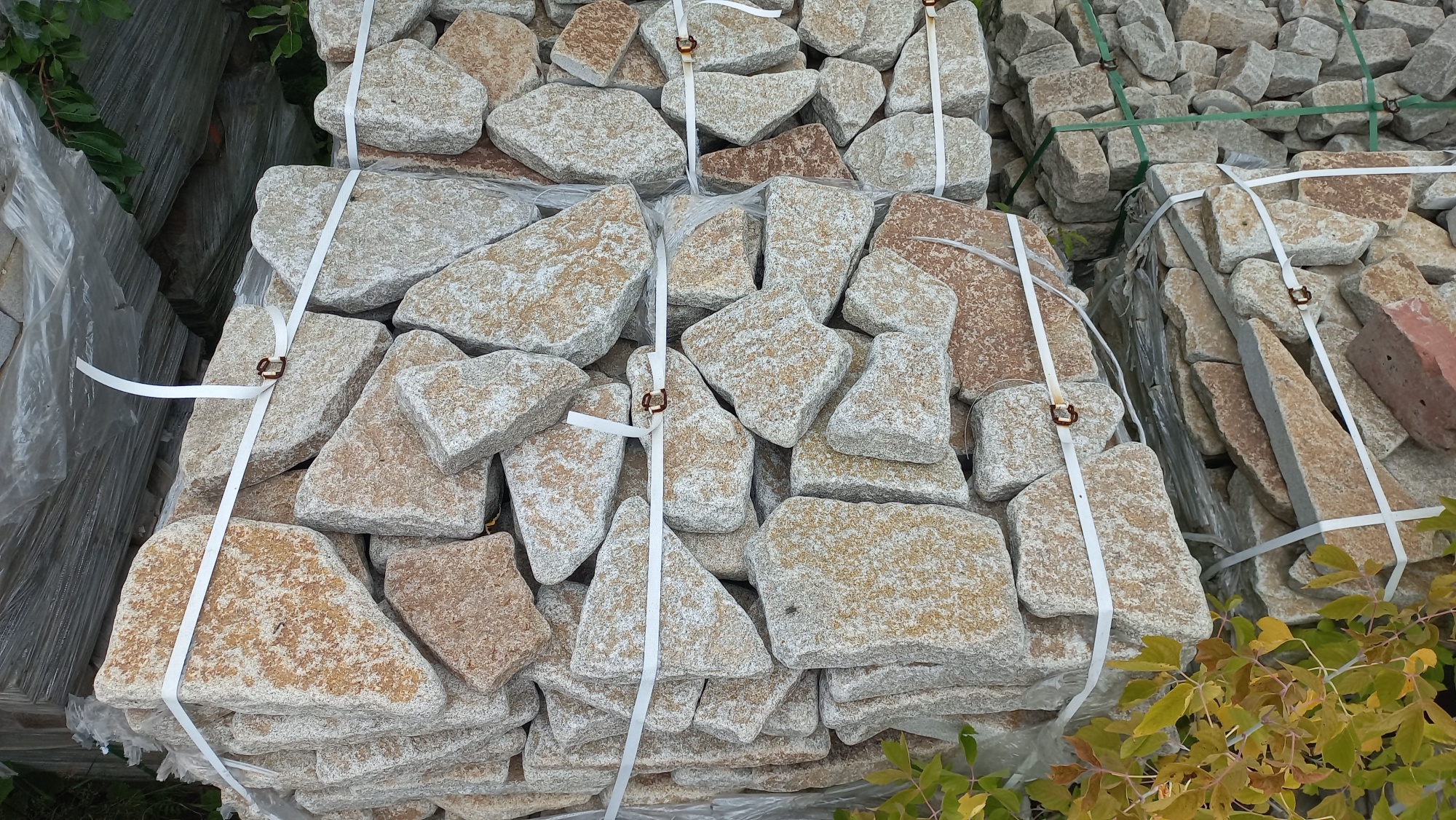 Плитняк галтованный гранитный для ландшафтного дизайна купить в Чернушке