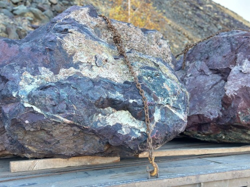 Огромные красно-фиолетовые валуны для ландшафтного дизайна весом более 5 тонн купить в Чернушке