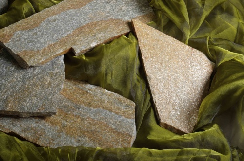 Плитняк златолит Уральский для цоколя, отмостки купить в Чернушке